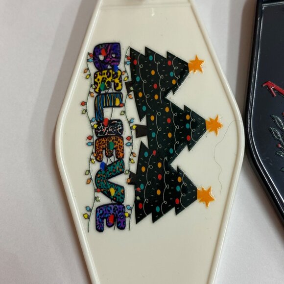 Set Of 5 Retro Motel Keychains With Festive Christmas Designs - Picture 2 of 8